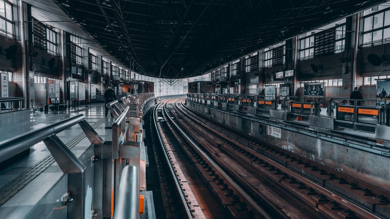 Andén de una estación de tren de cercanías