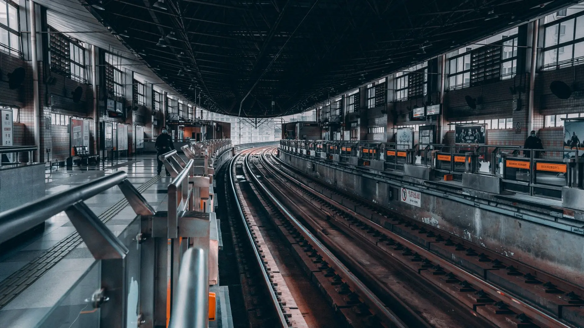 Andén de una estación de tren de cercanías