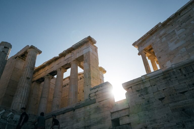 La Acrópolis de Atenas al atardecer bajo un cielo despejado
