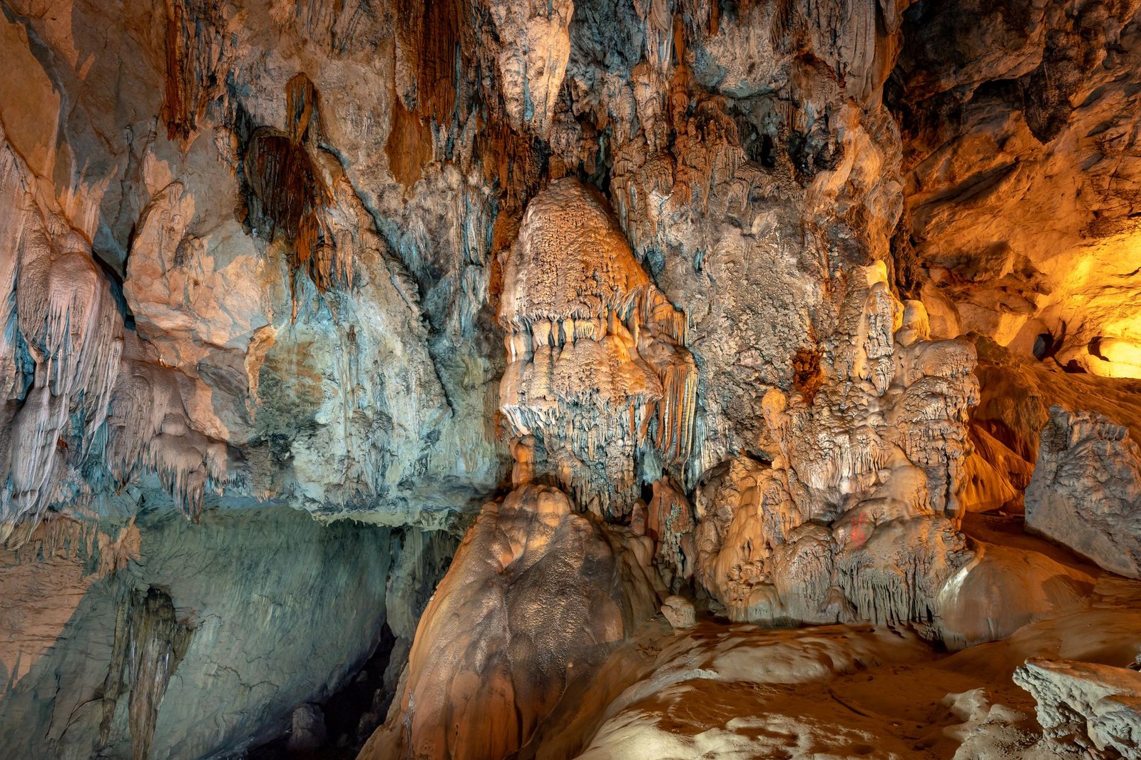 Interior de una cueva caliza con formaciones rocosas, similar a la Cueva de Montesinos de Ossa de Montiel