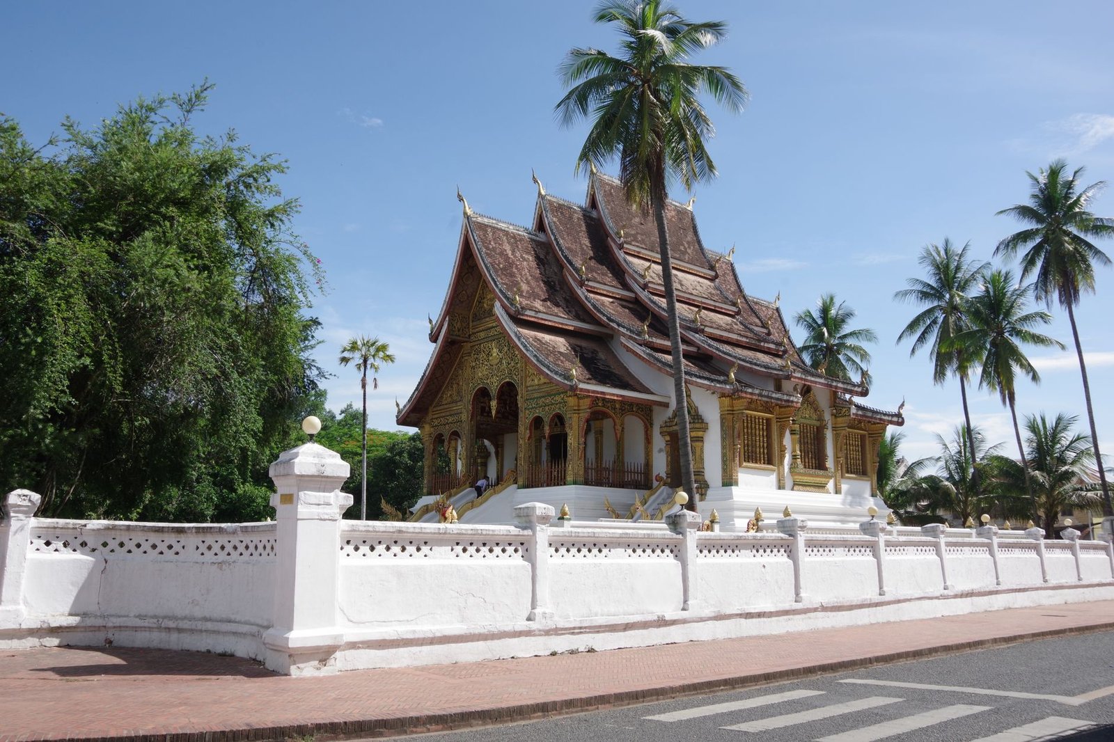 Arquitectura del Palacio Real de Luang Prabang rodeada de palmeras