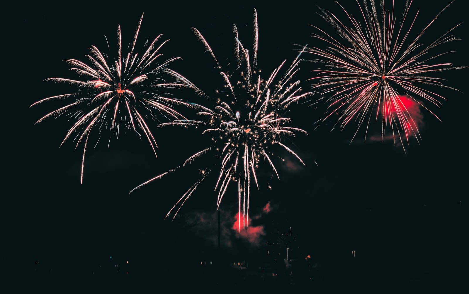 Fuegos artificiales nocturnos durante las fiestas de San Fermín en Pamplona
