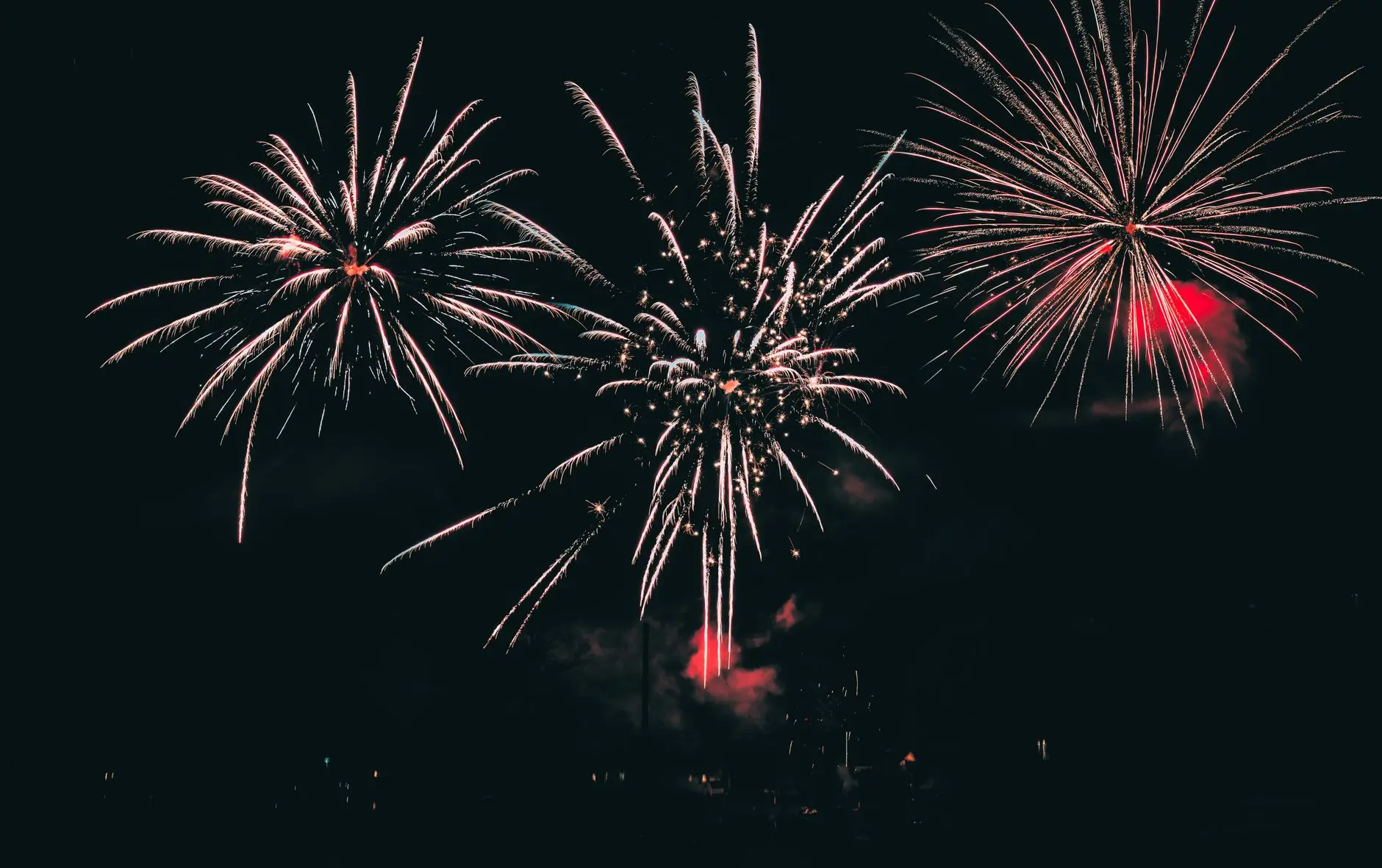 Fuegos artificiales nocturnos durante las fiestas de San Fermín en Pamplona