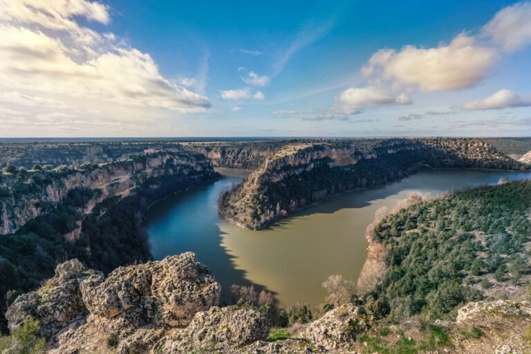Vista aérea del cañón del río Duratón serpenteando entre paredes de roca caliza