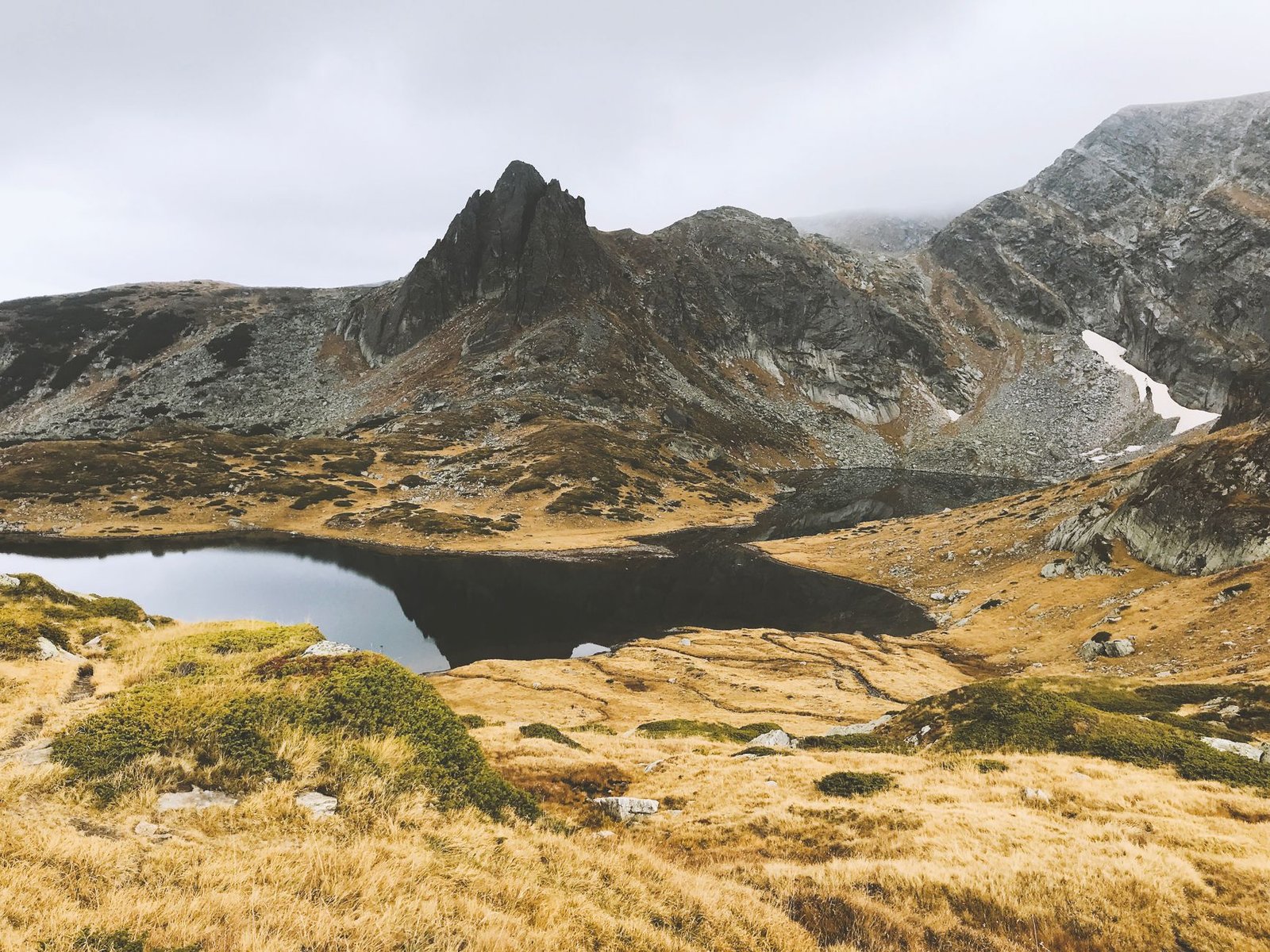 Laguna de alta montaña entre roquedos de origen glaciar