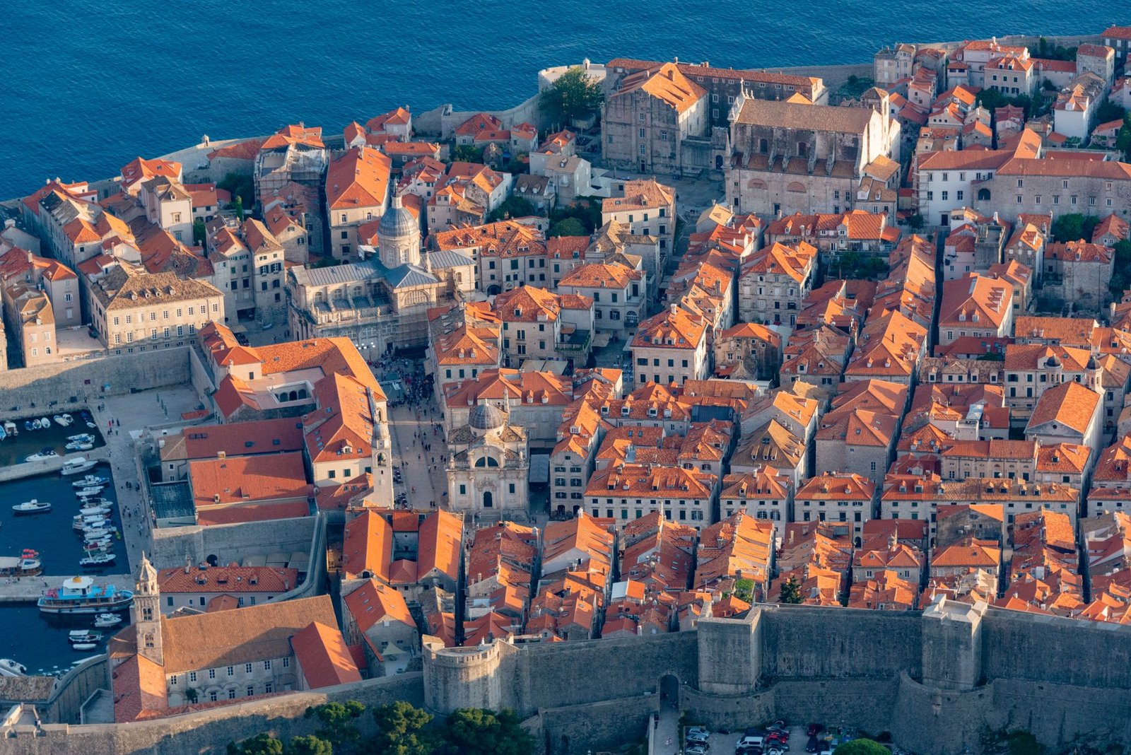 Vista aérea del casco antiguo de Dubrovnik y el Adriático