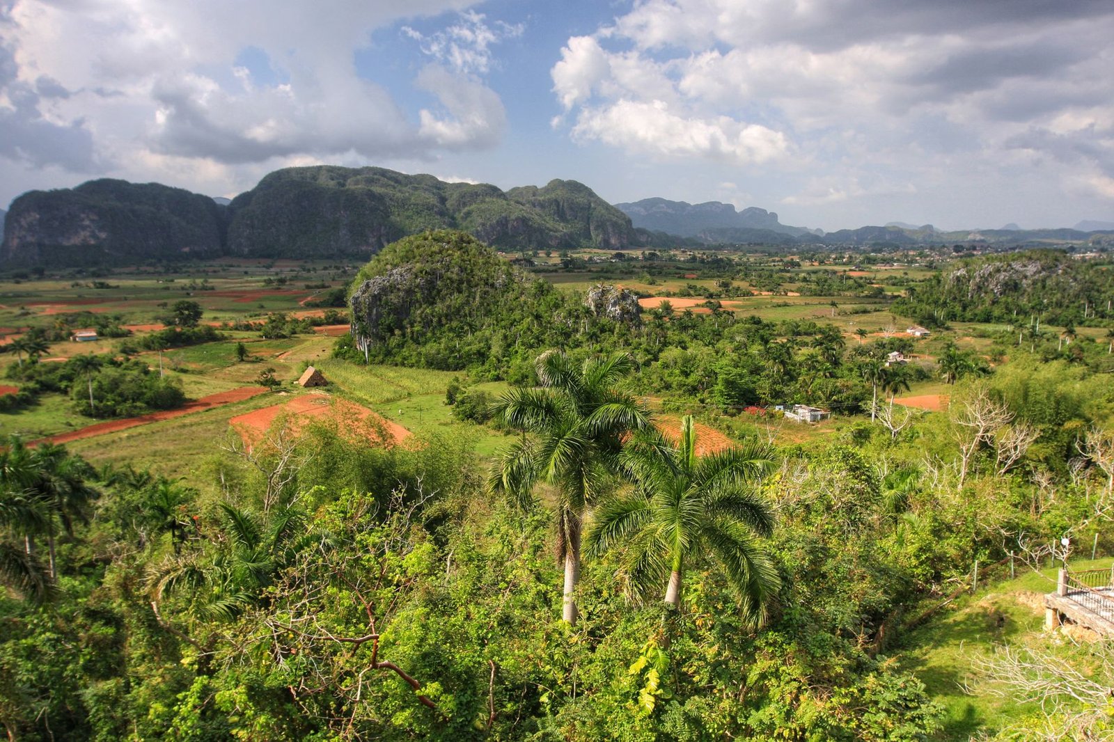 Valle de Viñales con mogotes y campos de tabaco en Cuba
