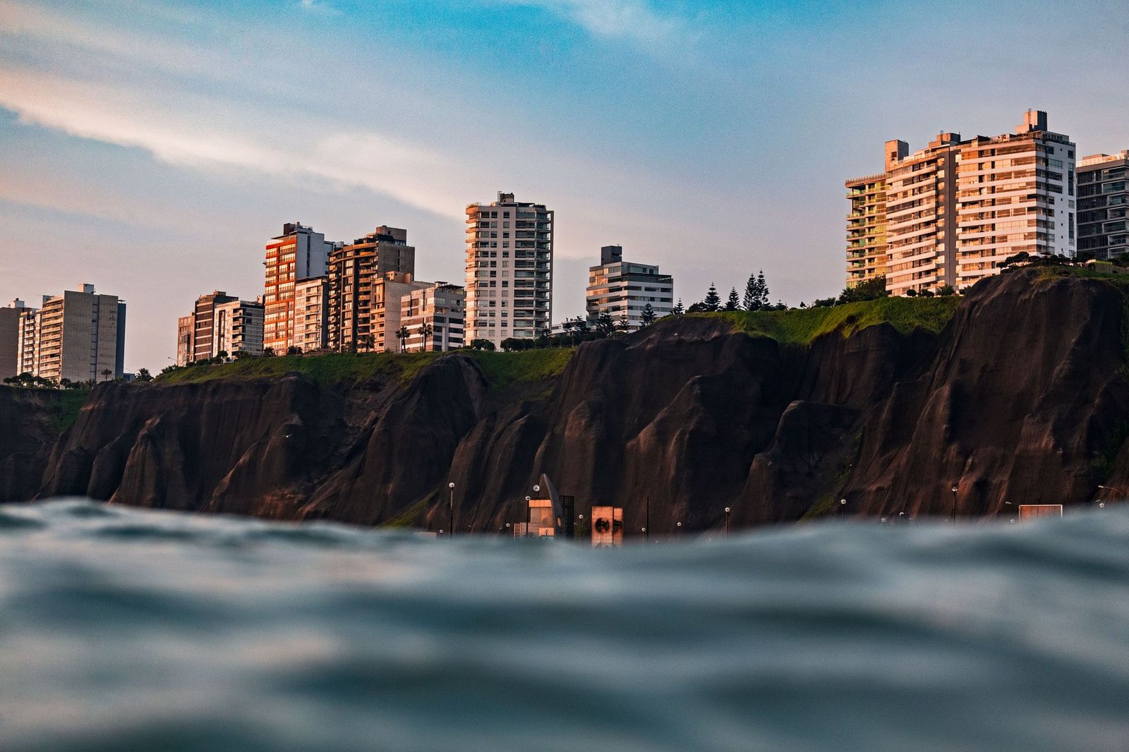 Vista de Miraflores en Lima con el acantilado sobre el océano Pacífico al atardecer