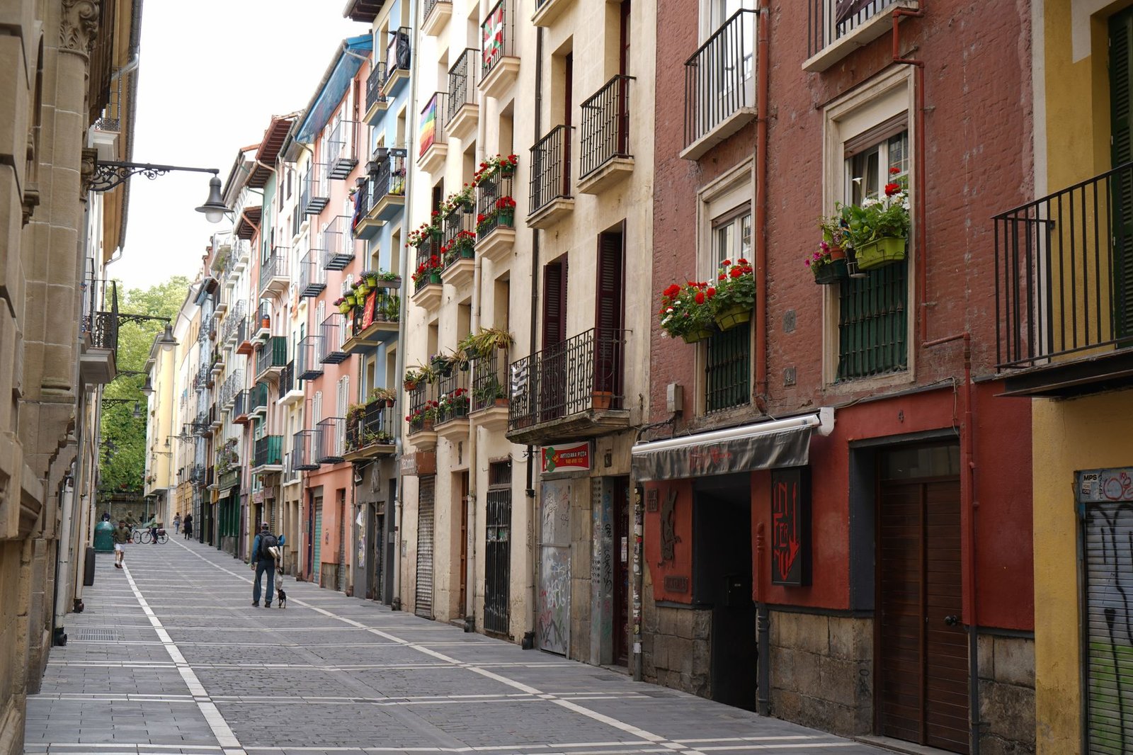 Calle del casco histórico de Pamplona llena de gente vestida de blanco durante San Fermín