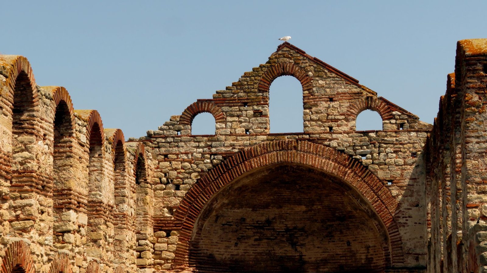 Ruinas de la iglesia de Santa Sofía en la ciudad antigua de Nesebar