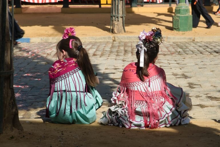 Jóvenes con traje de flamenca en la Feria de Abril de Sevilla