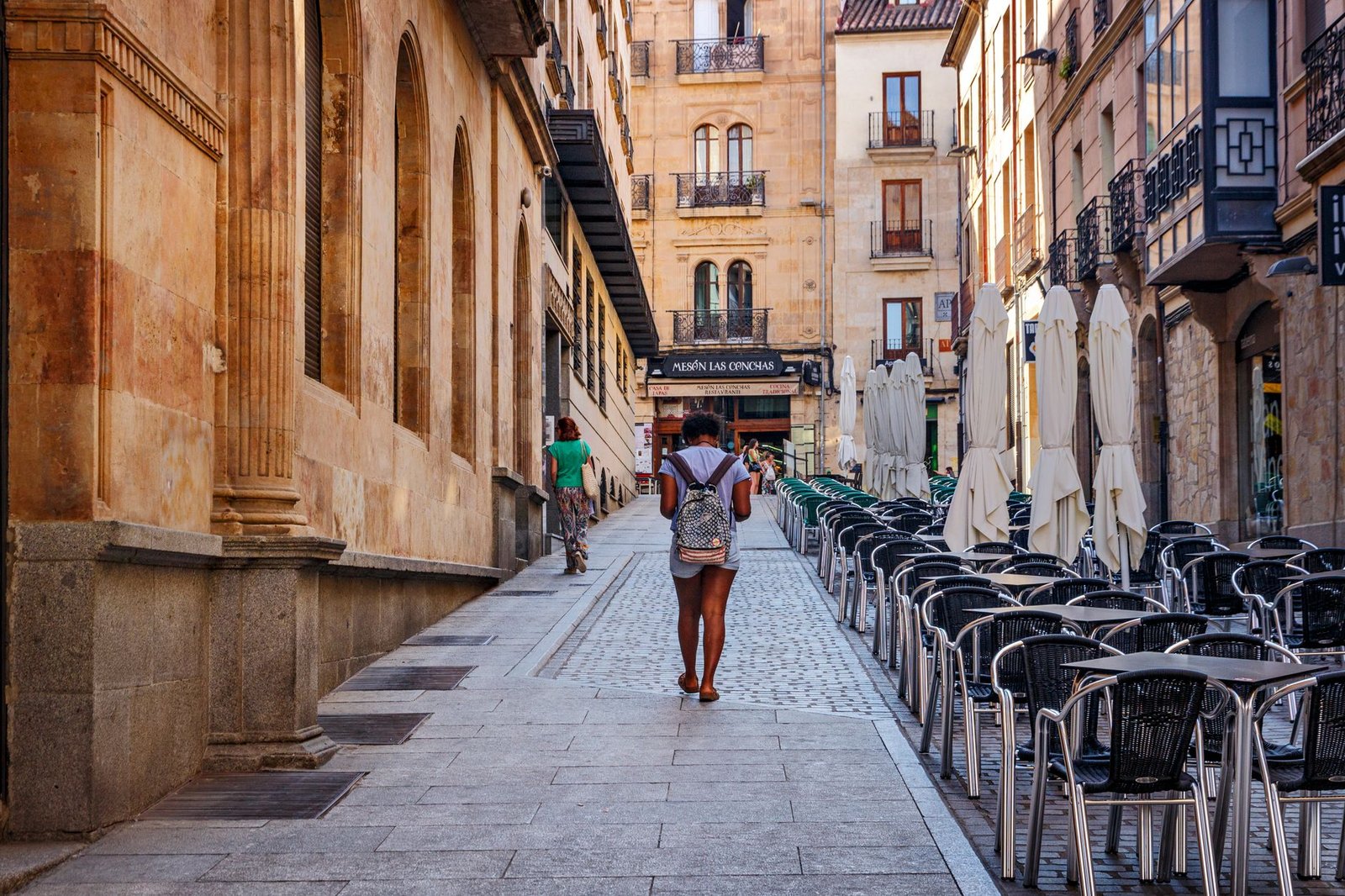 Viajera caminando sola por una calle del casco antiguo de Salamanca