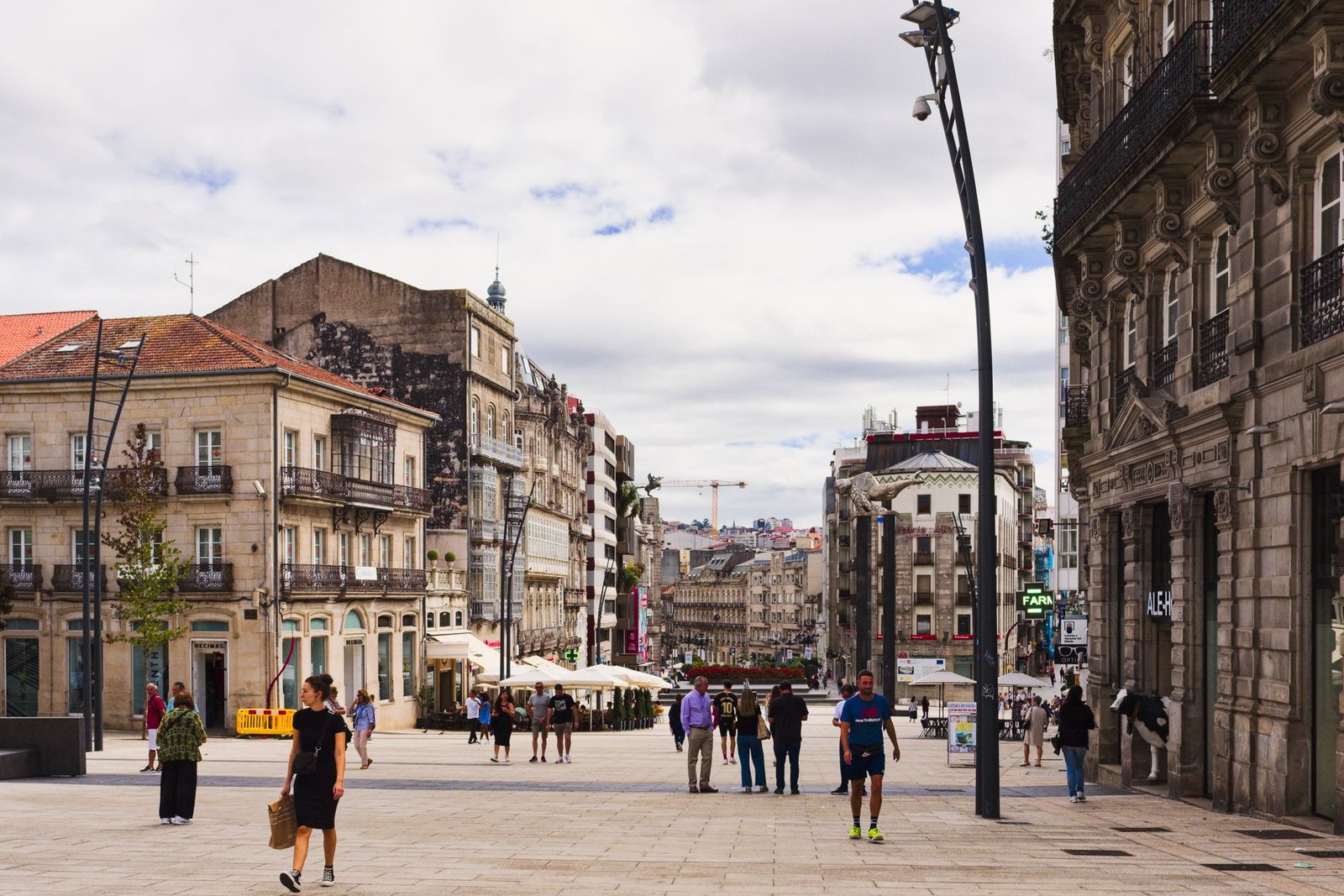 Plaza animada en el casco urbano de Vigo con arquitectura tradicional