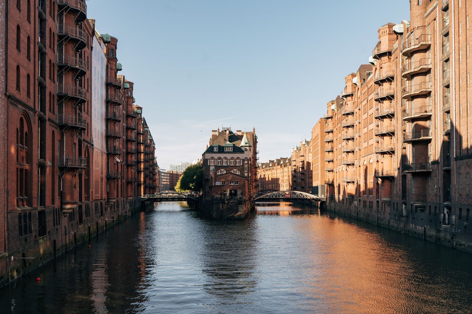 Almacenes de ladrillo neogótico junto a un canal en el Speicherstadt de Hamburgo, Patrimonio Mundial UNESCO
