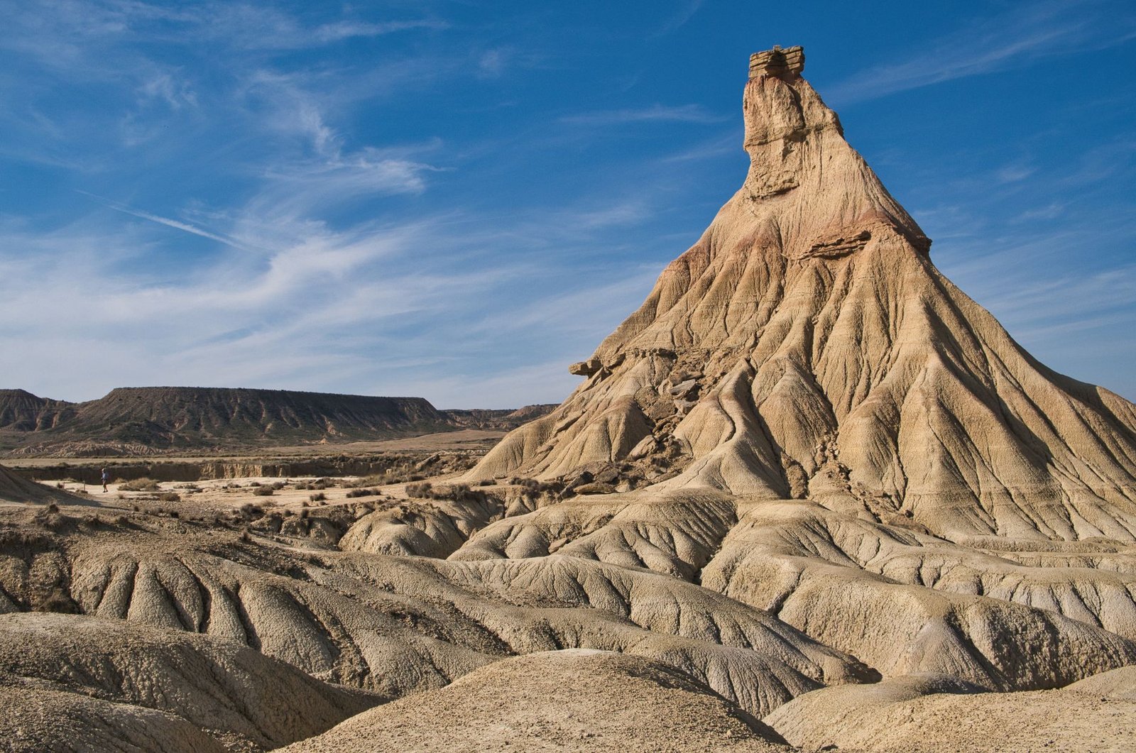 Cárcavas y cerros erosionados de arcilla y yeso en las Bardenas Reales