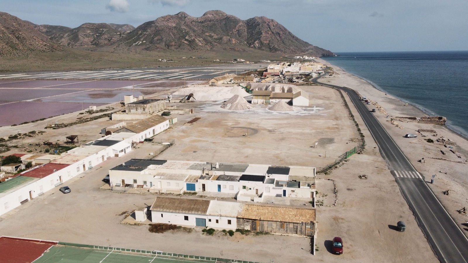 Vista aérea de las Salinas de Cabo de Gata, con las balsas de producción de sal junto al mar