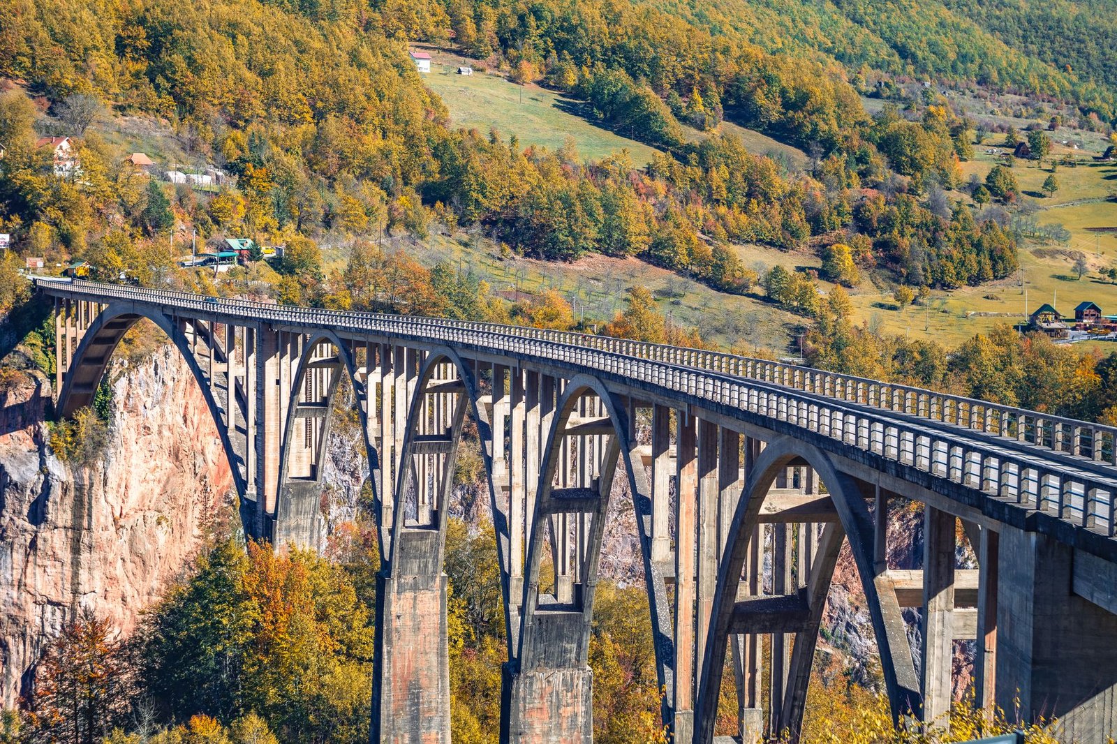 Puente de Đurđevića Tara sobre el cañón del Tara, en Durmitor, Montenegro