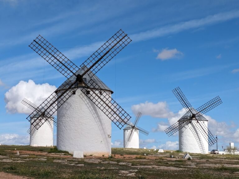 Molinos de viento blancos de Campo de Criptana, en Ciudad Real, bajo un cielo azul despejado