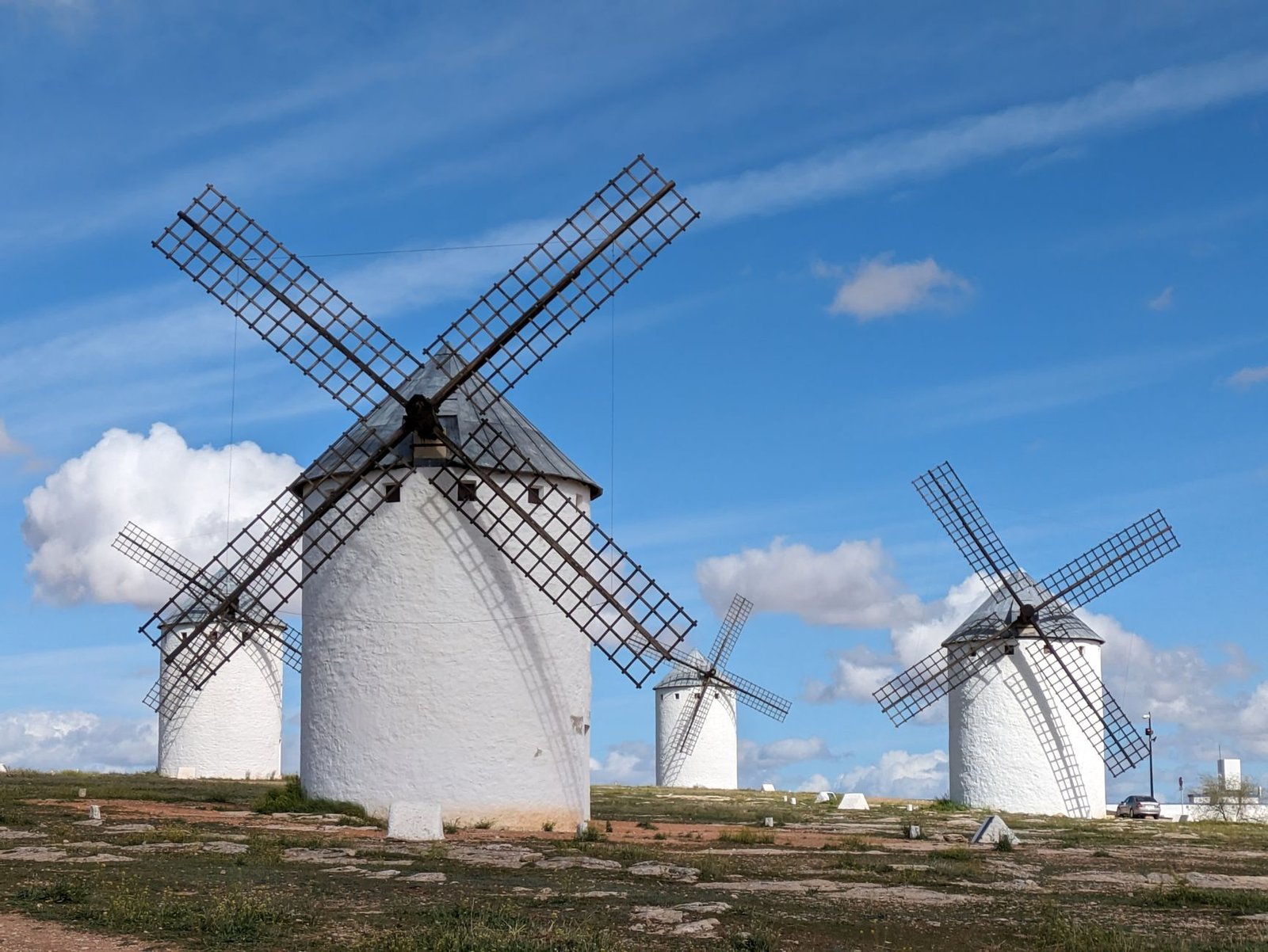 Molinos de viento blancos de Campo de Criptana, en Ciudad Real, bajo un cielo azul despejado