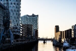 Elbphilharmonie de Hamburgo al atardecer, sala de conciertos inaugurada en 2017