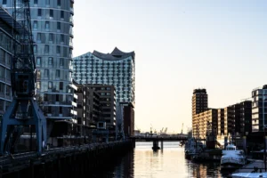 Elbphilharmonie de Hamburgo al atardecer, sala de conciertos inaugurada en 2017