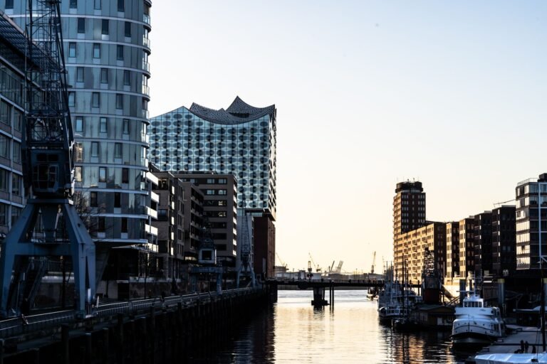Elbphilharmonie de Hamburgo al atardecer, sala de conciertos inaugurada en 2017