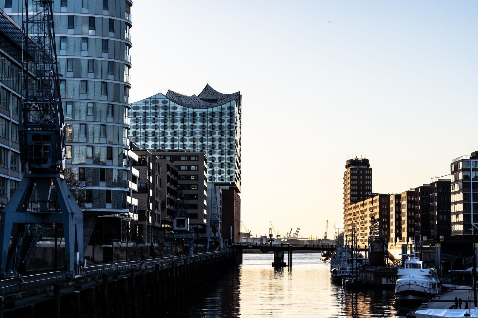 Elbphilharmonie de Hamburgo al atardecer, sala de conciertos inaugurada en 2017
