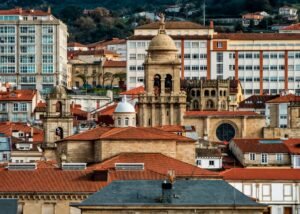 Vista del casco histórico de Ourense con las torres de la catedral de San Martiño