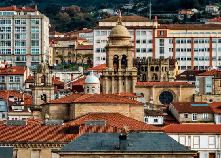 Vista del casco histórico de Ourense con las torres de la catedral de San Martiño