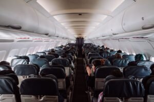 Pasajeros sentados en la cabina de un avión comercial durante el vuelo