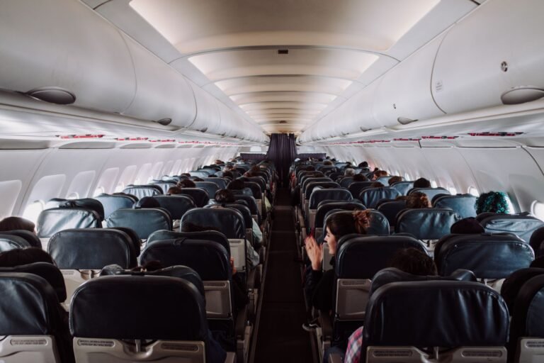 Pasajeros sentados en la cabina de un avión comercial durante el vuelo