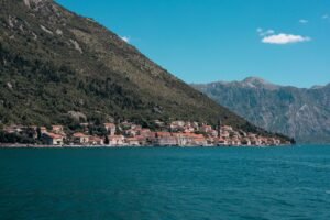 Bahía de Kotor con el casco antiguo y las murallas al fondo, Montenegro