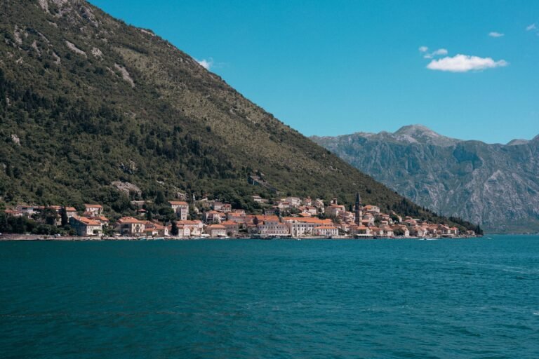Bahía de Kotor con el casco antiguo y las murallas al fondo, Montenegro