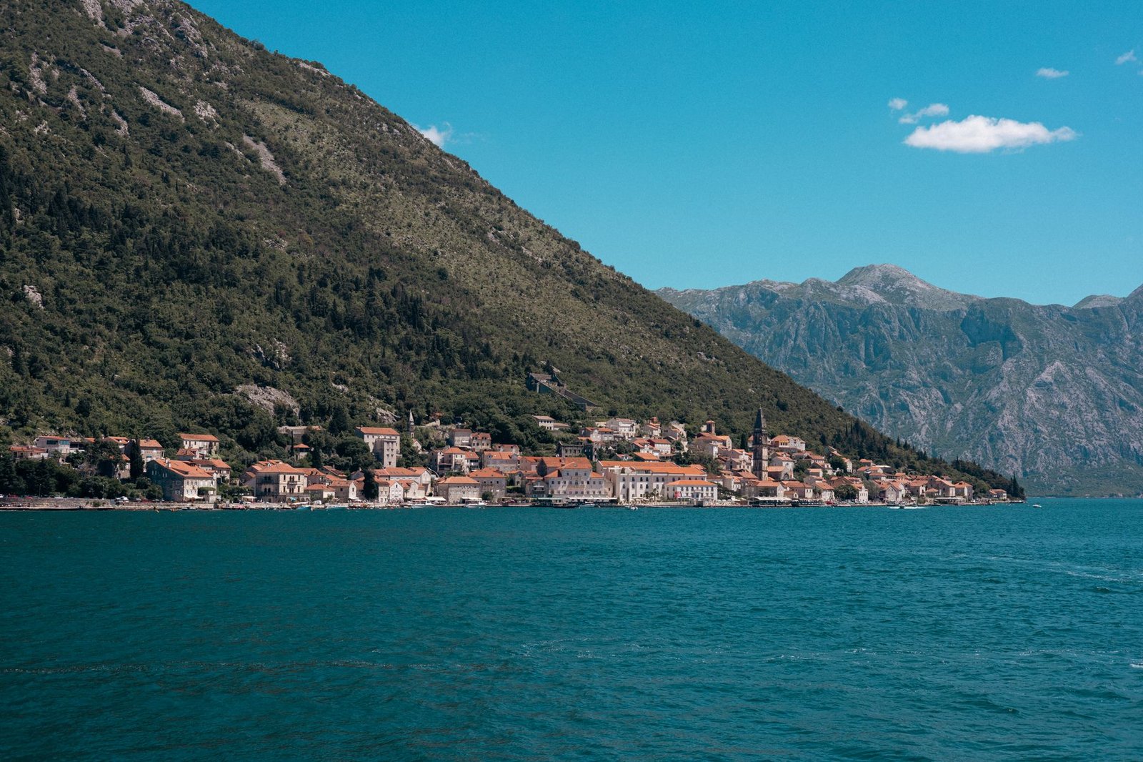 Bahía de Kotor con el casco antiguo y las murallas al fondo, Montenegro
