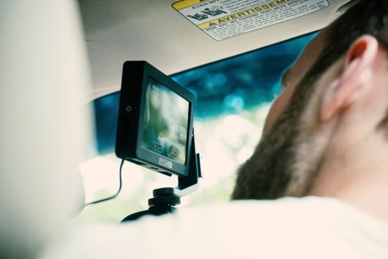 Conductor usando una dashcam montada en el parabrisas del coche
