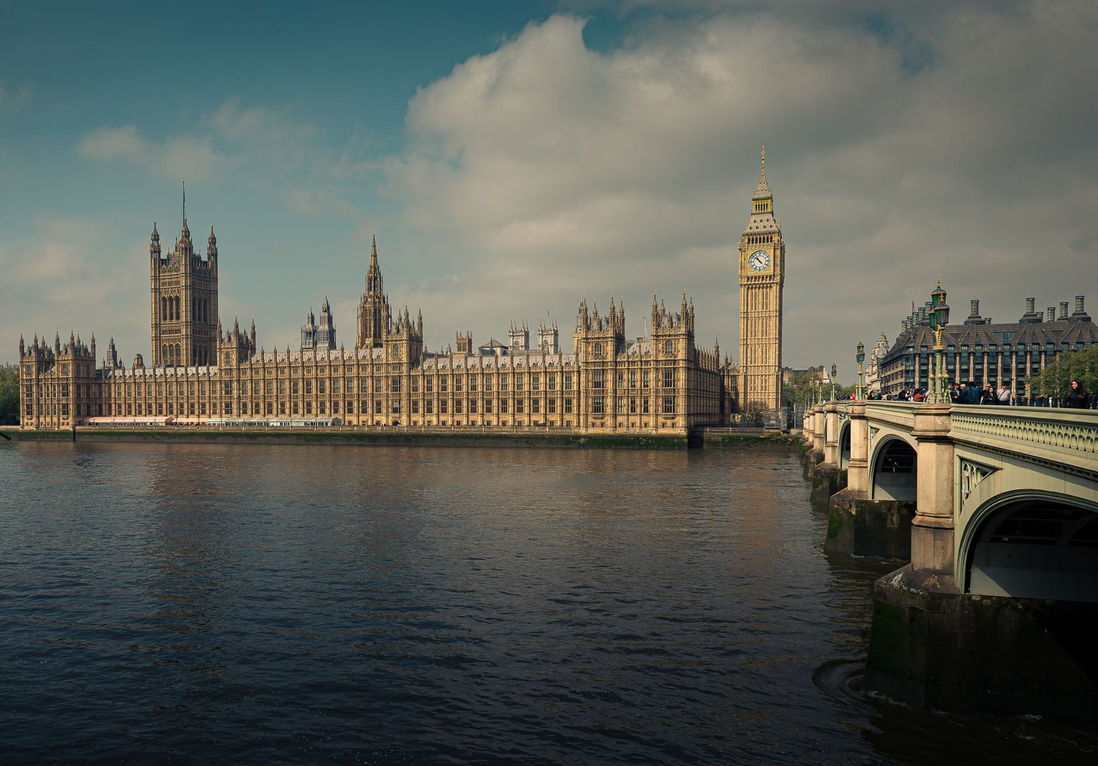 El Palacio de Westminster y la torre del Big Ben junto al Támesis en Londres