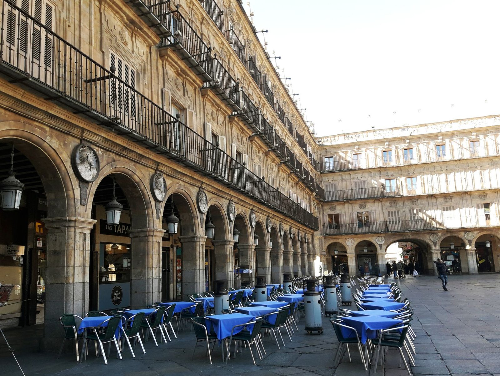 Plaza mayor porticada de estilo castellano con soportales
