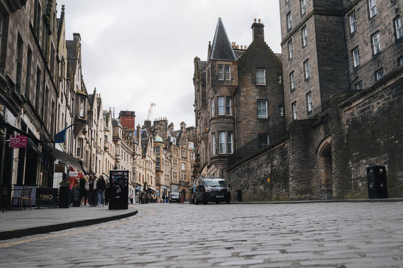 Calle empedrada del casco antiguo de Edimburgo