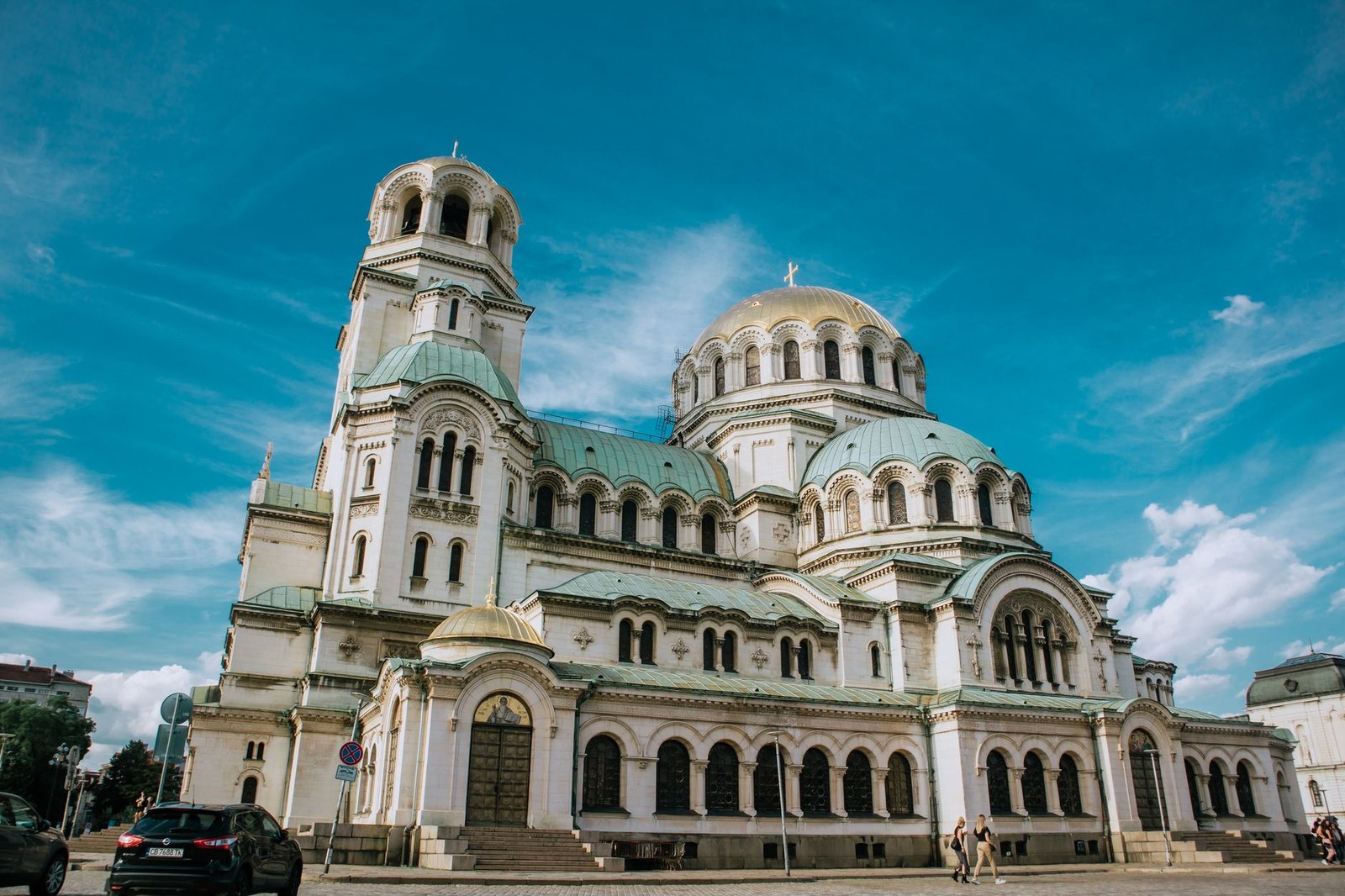 Cúpulas de la catedral de Alexander Nevsky en Sofía contra un cielo azul