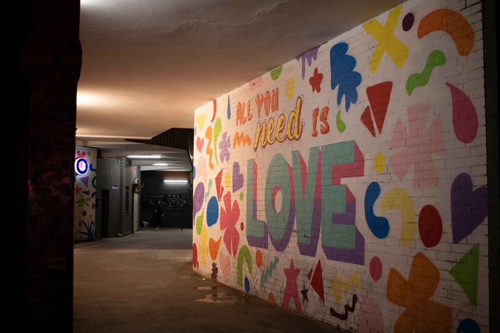 Grafiti con el lema All you need is love en un callejón de la Reeperbahn de Hamburgo, cerca de la Beatles-Platz