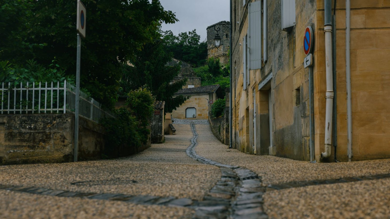 Calle empedrada del casco medieval de Saint-Emilion
