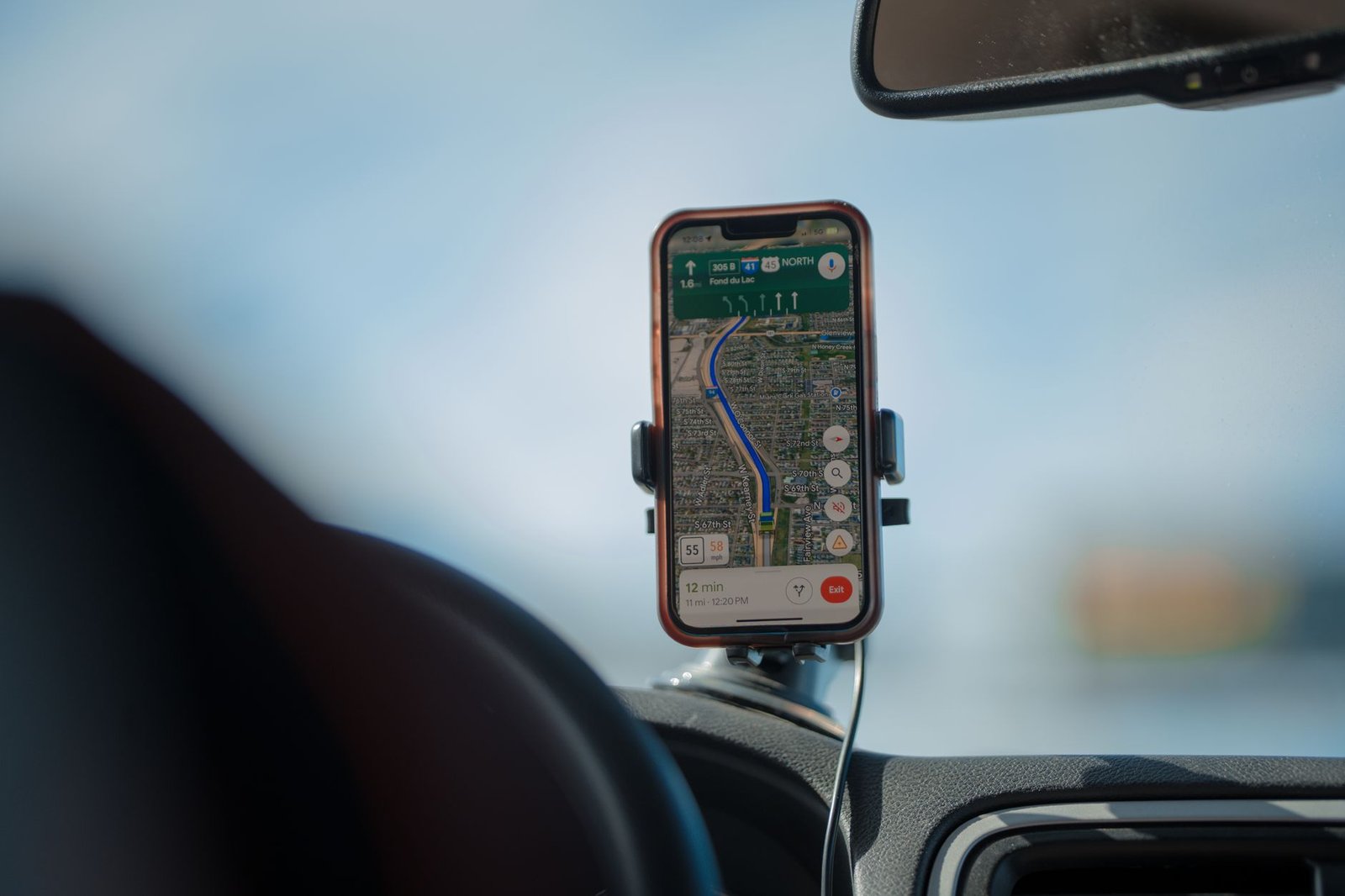Móvil con navegación GPS sujeto al salpicadero de un coche en un viaje por carretera