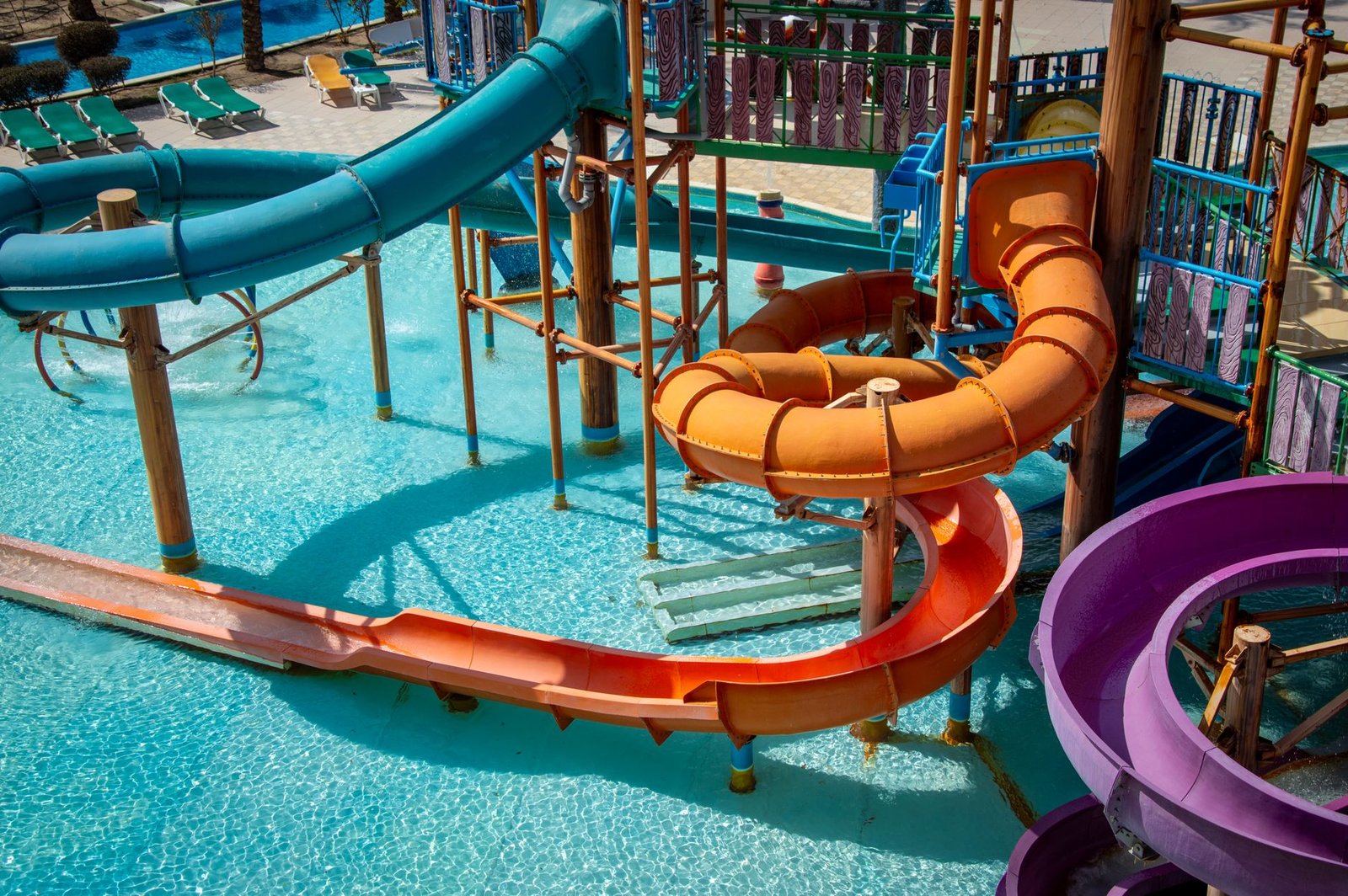 Piscina infantil con toboganes en un parque acuático de Tenerife