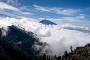 El volcán Teide asomando sobre un mar de nubes en Tenerife