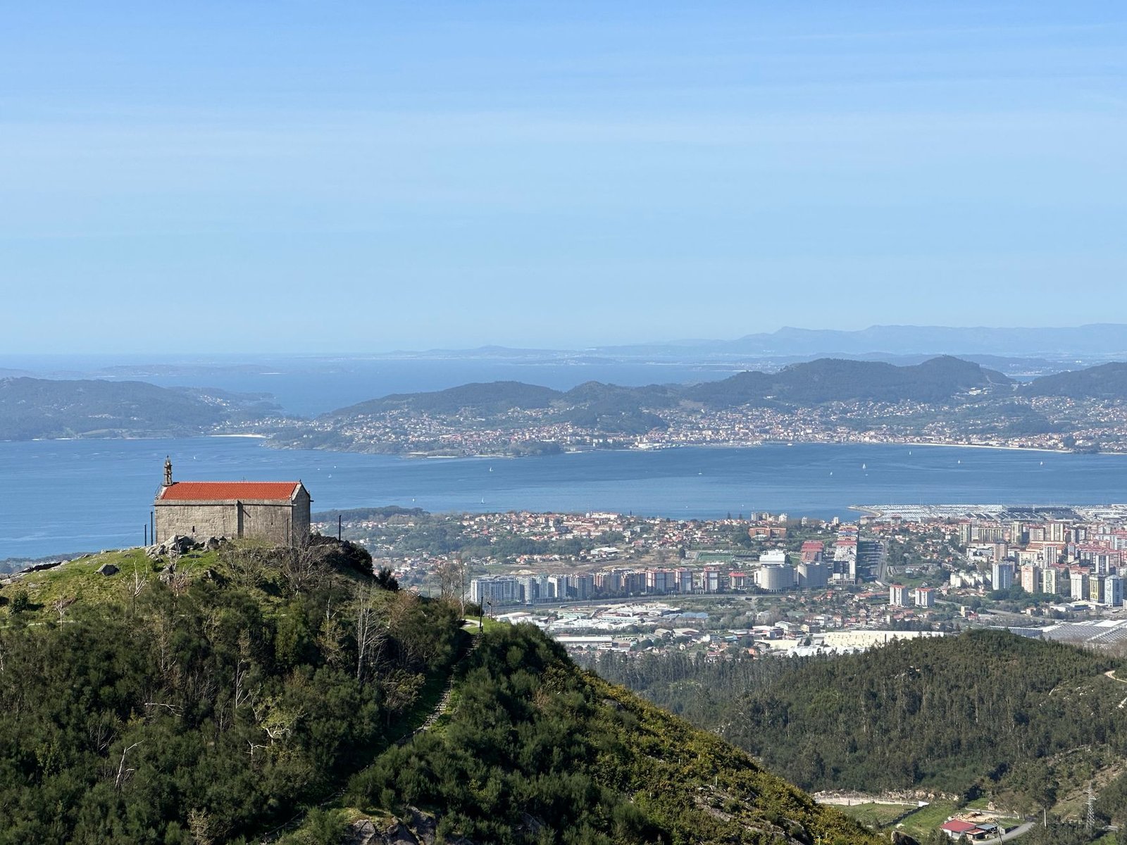 Vista aérea de Vigo, su ría y los montes que rodean la ciudad