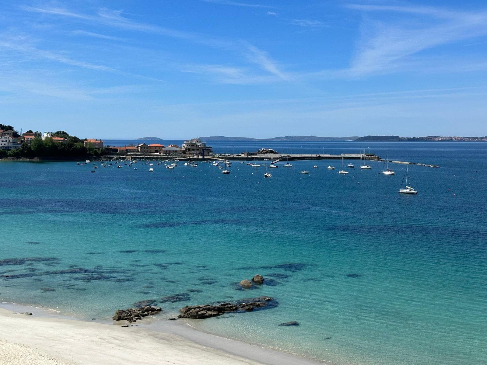 Aguas tranquilas y transparentes de la ría de Vigo desde la orilla