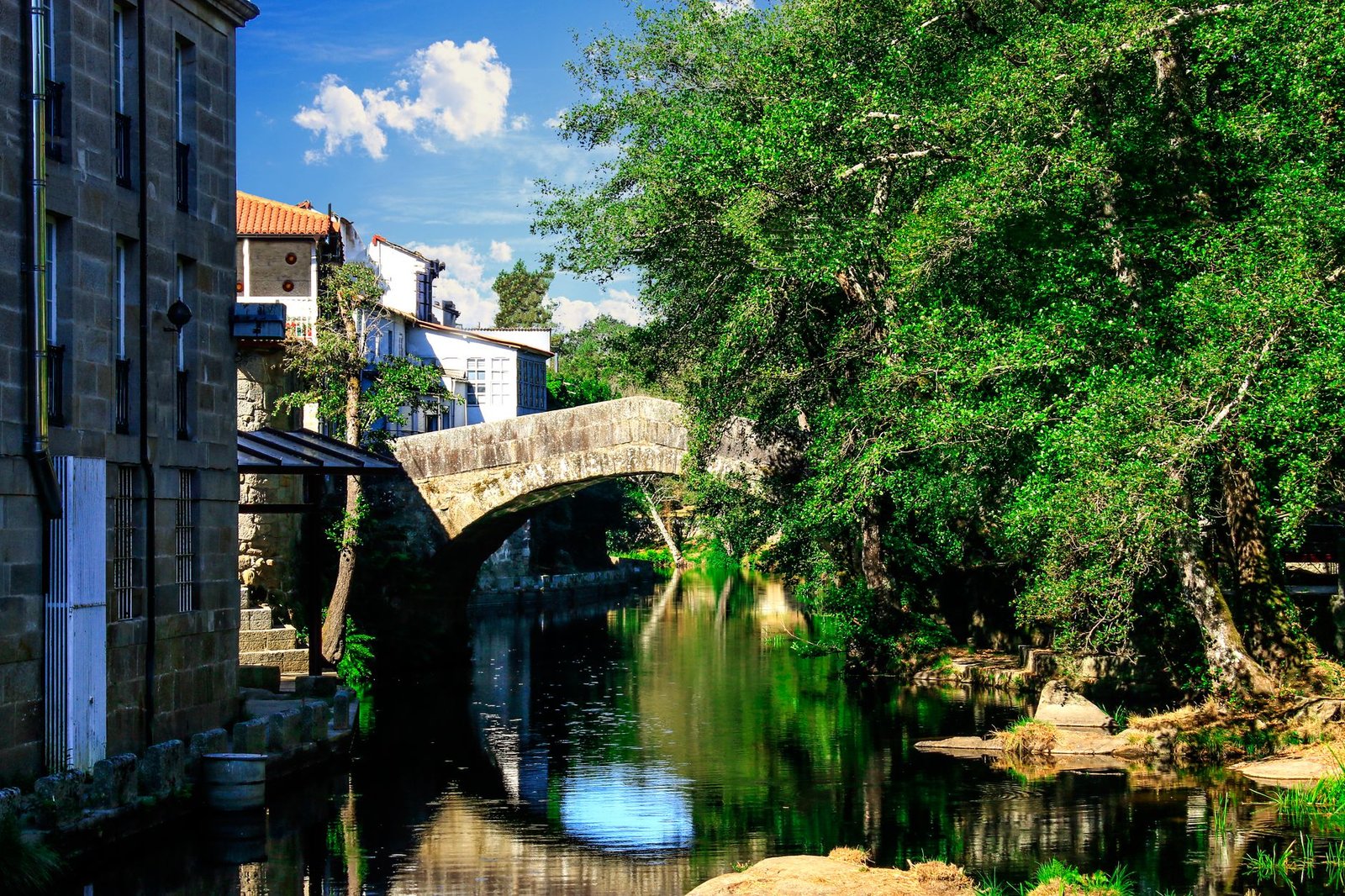Puente de piedra sobre el río Arnoia a su paso por Allariz, Ourense