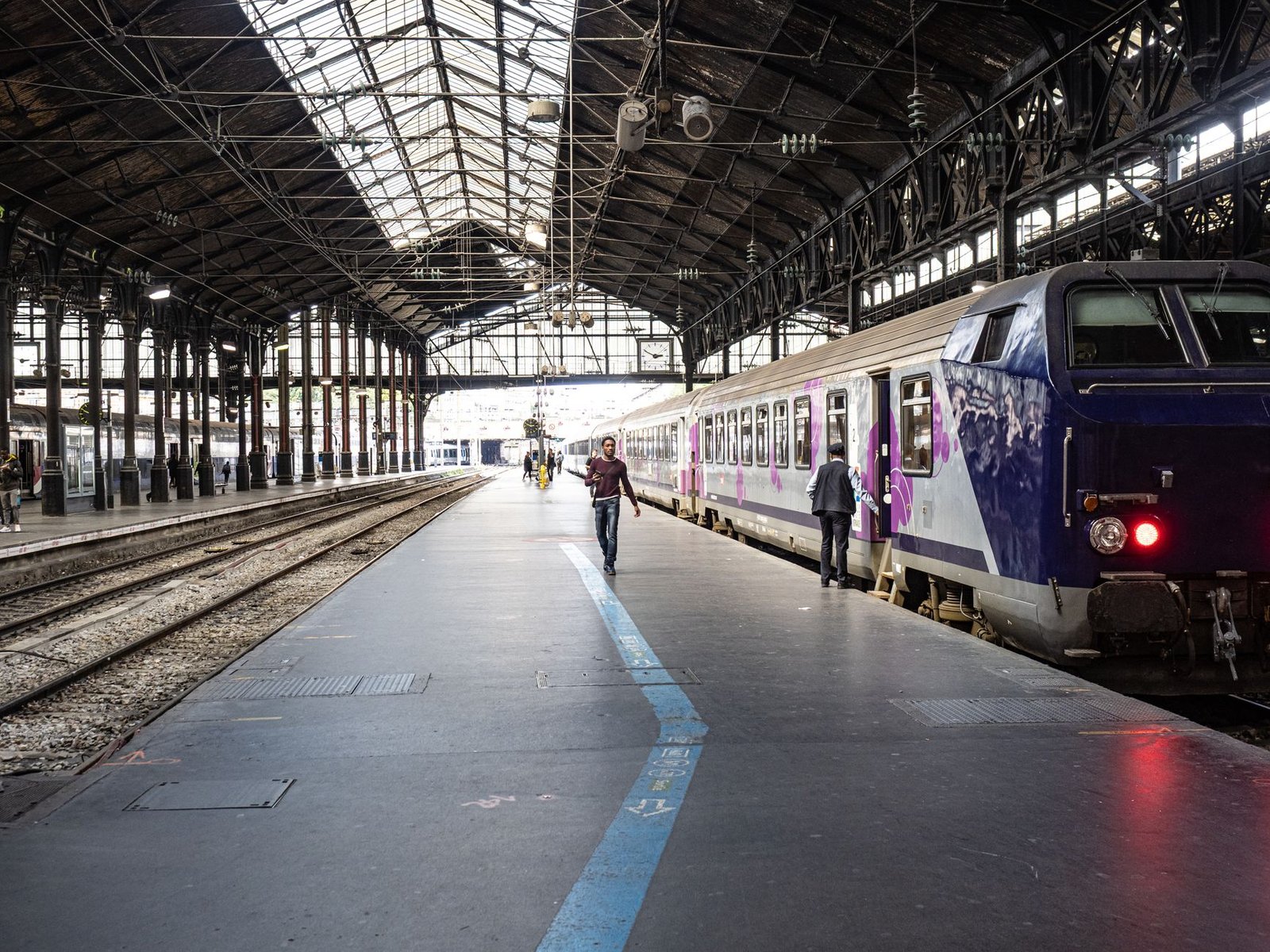 Tren regional en una estación con andenes cubiertos, típico de los trayectos de Interrail por Europa