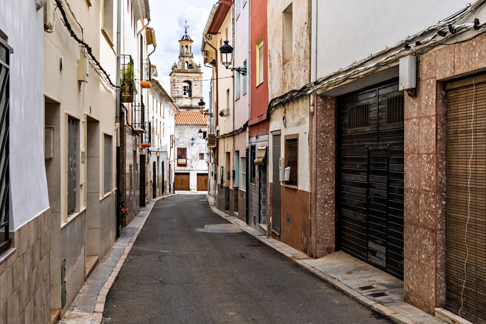 Calle estrecha de un pueblo valenciano con casas tradicionales