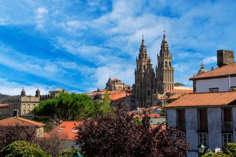 Vista de Santiago de Compostela con la catedral bajo un cielo azul